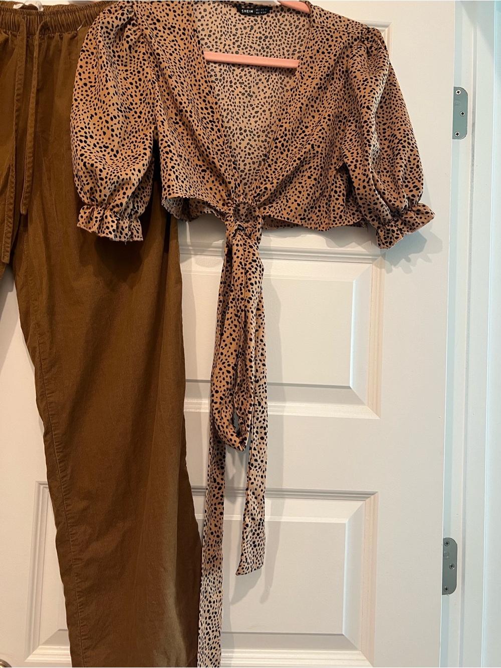 SHEIN Tan Leopard-Print Tie-Front Puff Sleeve Cropped blouse - Picture 2 of 12